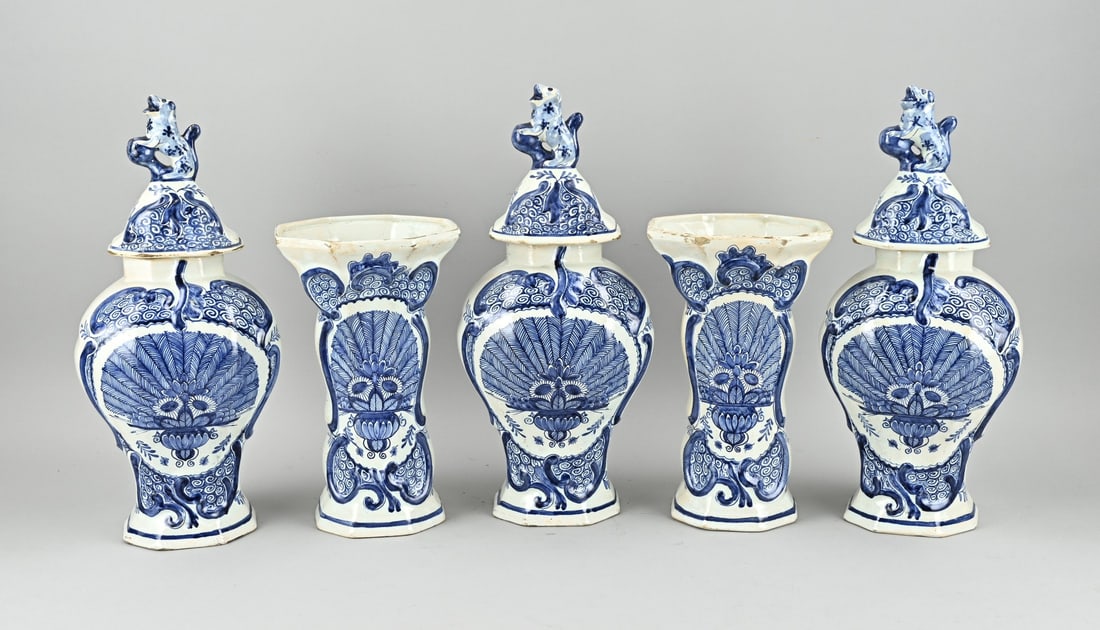 5-piece Delft cabinet set, H 26 - 38 cm.: Antique five-piece Delft faience cabinet set with peacock decoration. Marked: De Klaauw. Second period. Dimensions: H 26 - 38 cm. In good condition.