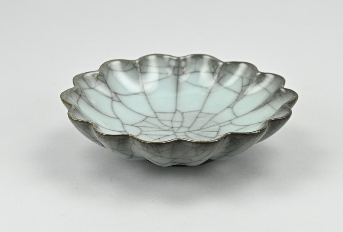 Chinese celadon bowl Ø 17.5 cm.: Chinese porcelain celadon bowl in flower shape with crackle glaze. Dimensions: Ø 17.5 cm. In good condition.