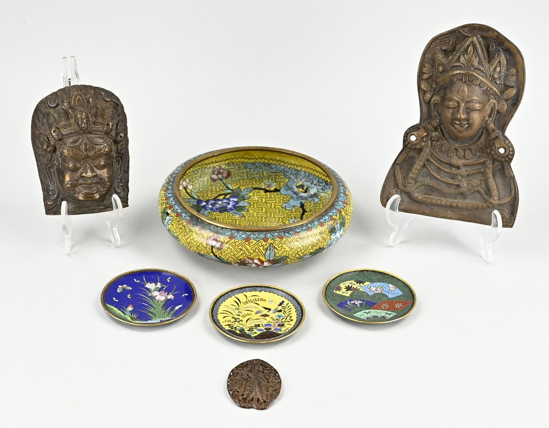 Lot Asiana (7x): Seven parts antique Asian. Including; three cloisonné Meiji bowls (antique). One Chinese cloisonné bowl with floral decoration (antique). Two bronze mask reliefs, Buddhist (antique). One Buddhist ho