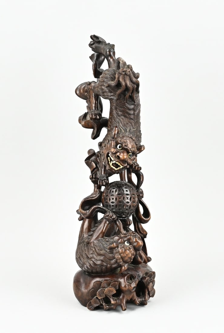 Chinese sculpture (wood), H 46 cm.: Antique Chinese hardwood carved figure with ball playing kylins. Detailed fur + glass eyes. Circa 1900. Size: H 46 cm. In good condition.