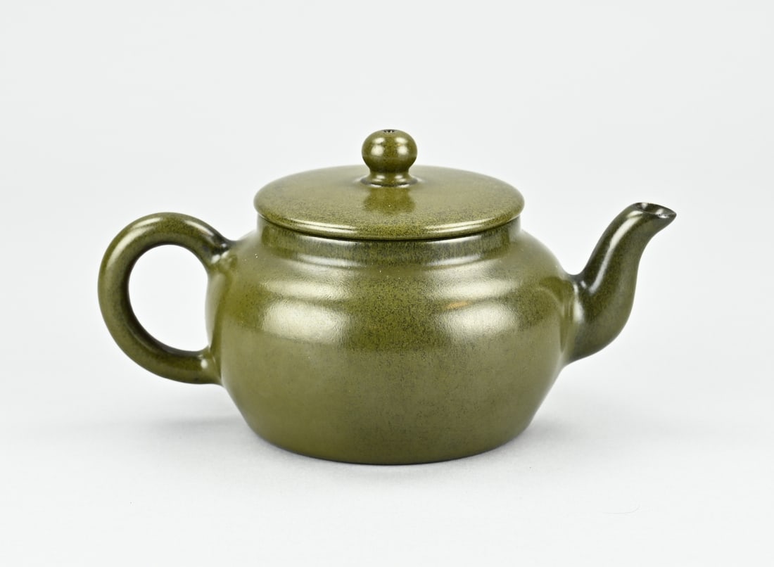 Tea glaze teapot: Chinese porcelain teapot with tea glaze + bottom mark. Dimensions: 10 x 18.5 x Ø 10.5 cm. In good condition.
