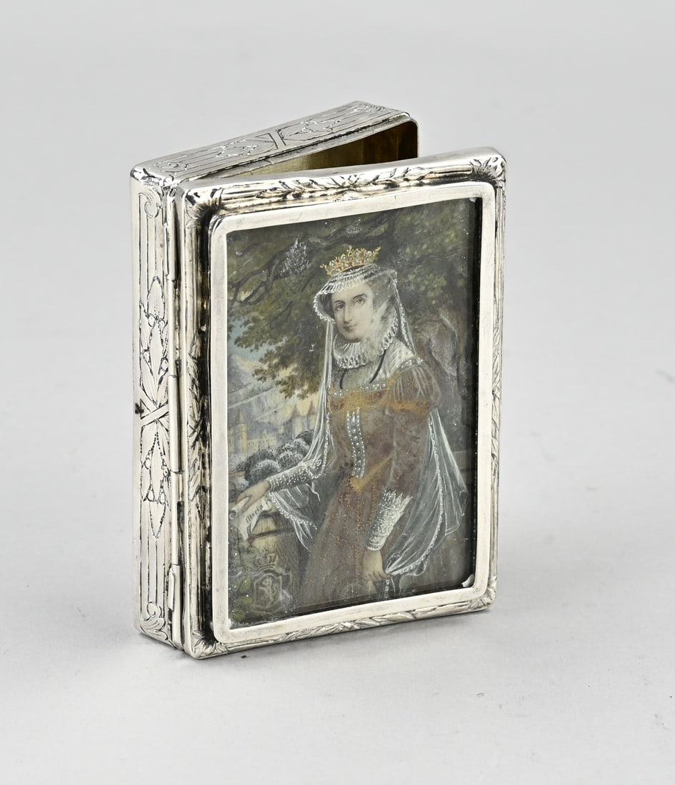 Antique silver box with portrait and noble coat of arms.: Special antique silver box, 930/000, with a painted portrait with noble coat of arms. Rectangular box with engraving along the edges with lines and leaf decoration. The top has an edge decorated with