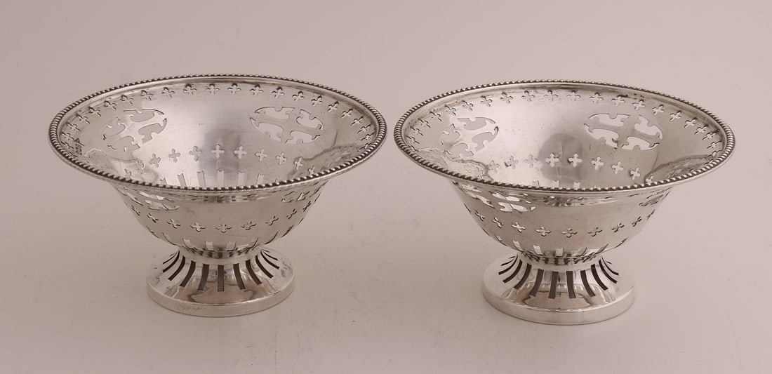 Set of silver bowls: Special pair of silver openwork sawn ball baskets, 925/000, with pearl rim and base. MT. Walker & Hall, Sheffield, jl.:u:1905. 10.5x6cm. approx. 120 grams. In good condition.