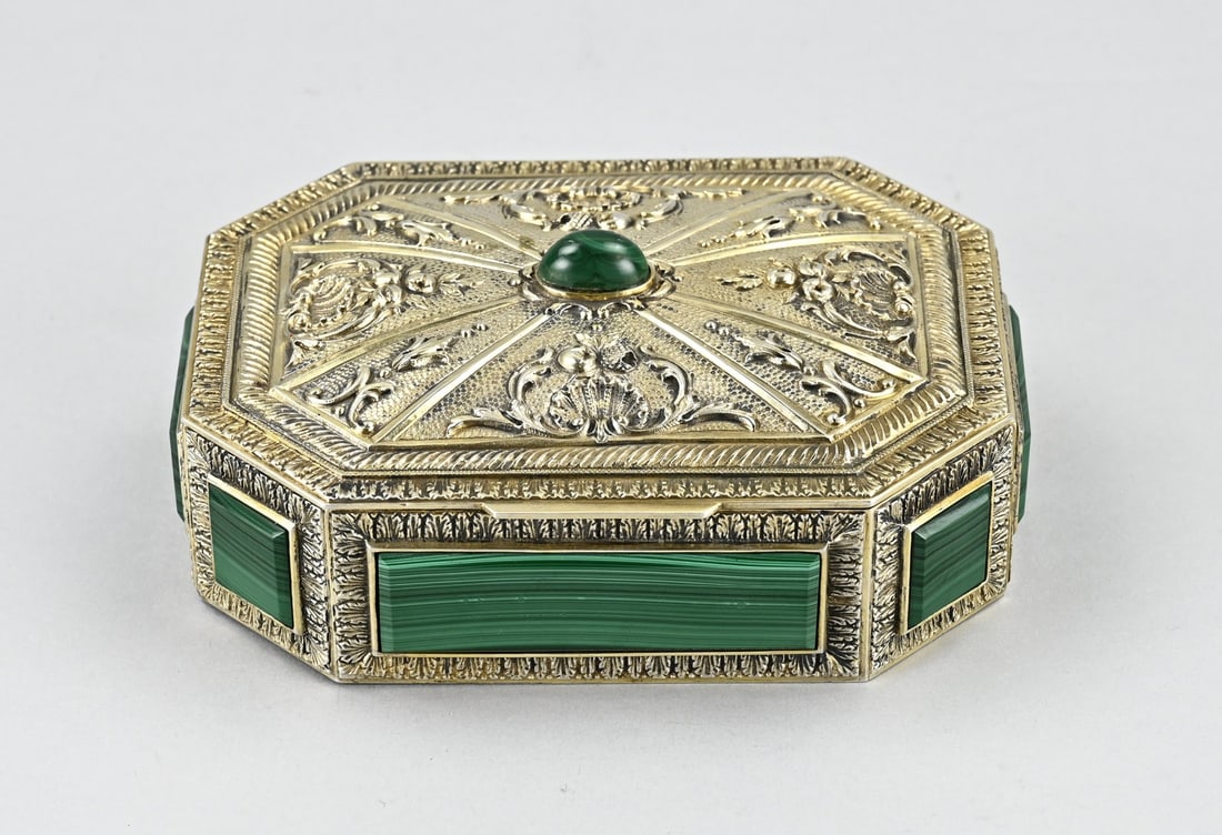Silver box: Special silver box, 800/000, with malachite. Ornate lidded box, octagonal, with a hinged lid with a rim with palmettes and floral decoration. With an oval cabochon cut malachite stone on the lid. The