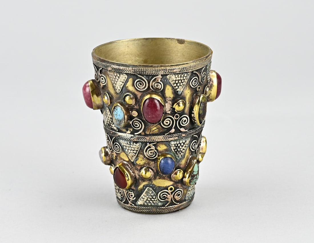 Oriental cup with gemstones: Oriental cup richly decorated with precious stones, including turquoise, rose quartz, agate and lapis lazuli ø7.5x10cm. In good condition