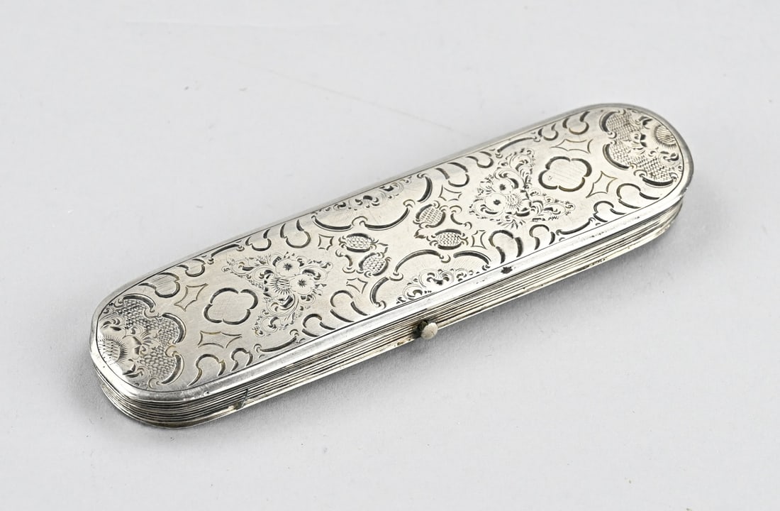 Glasses case with glasses: Silver spectacle case with glasses. Silver spectacle case, 833/000, oval model with floral engraving and linen decoration on the bottom. The spectacle case is dented on one side. In the case is an