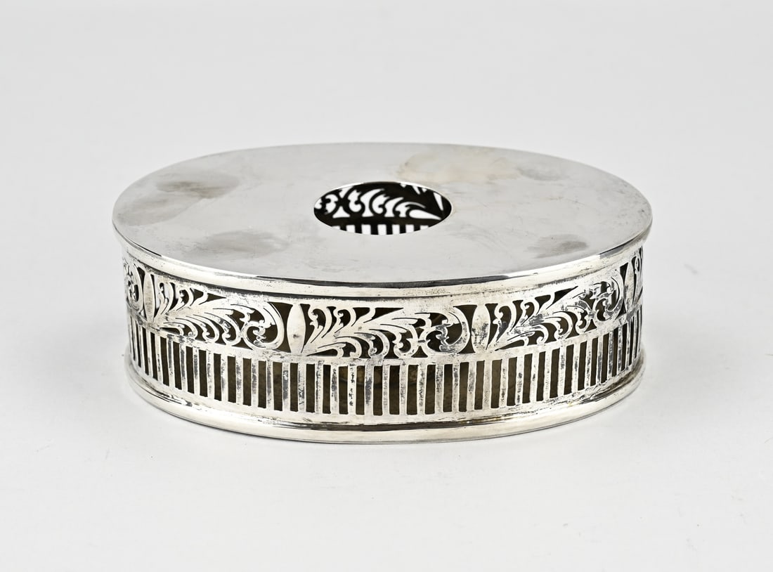 Silver tea stove: Silver stove, 925/000, oval model with sawn bars and floral decoration. approx. 470 grams. approx. 17.5x12x5.5cm. Marked Lale. In good condition.