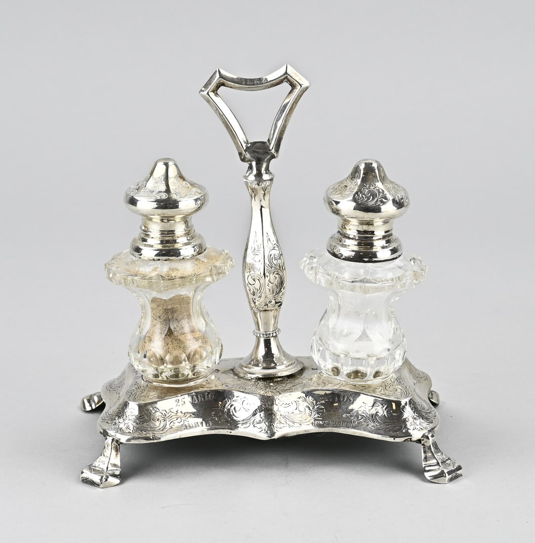 Silver salt and pepper shakers: Silver salt and pepper set, 833/000, with crystal. Rectangular contoured silver holder on 4 legs, all richly decorated with floral engraving and engraving: 25th anniversary A.Vos Genemuiden. Holder