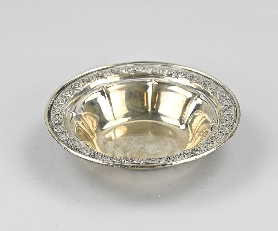 Silver bowl: Silver bonbon dish, 925/000, round model with ribs and a floral edge ø 14x3cm. approx. 76 grams. In good condition.