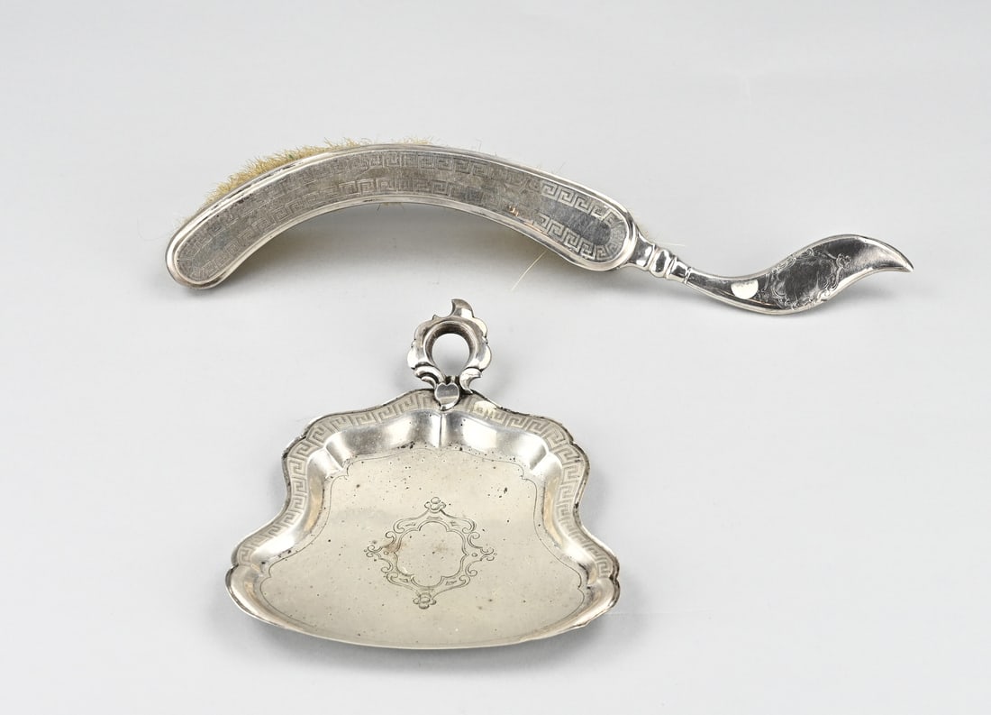 Silver table scraper set: Silver table-scraper set, 833/000. with a contoured tin decorated with a meandering work and an engraved cartouche and a curved slider with meandering work and engraving. MT.: JM van Kempen,