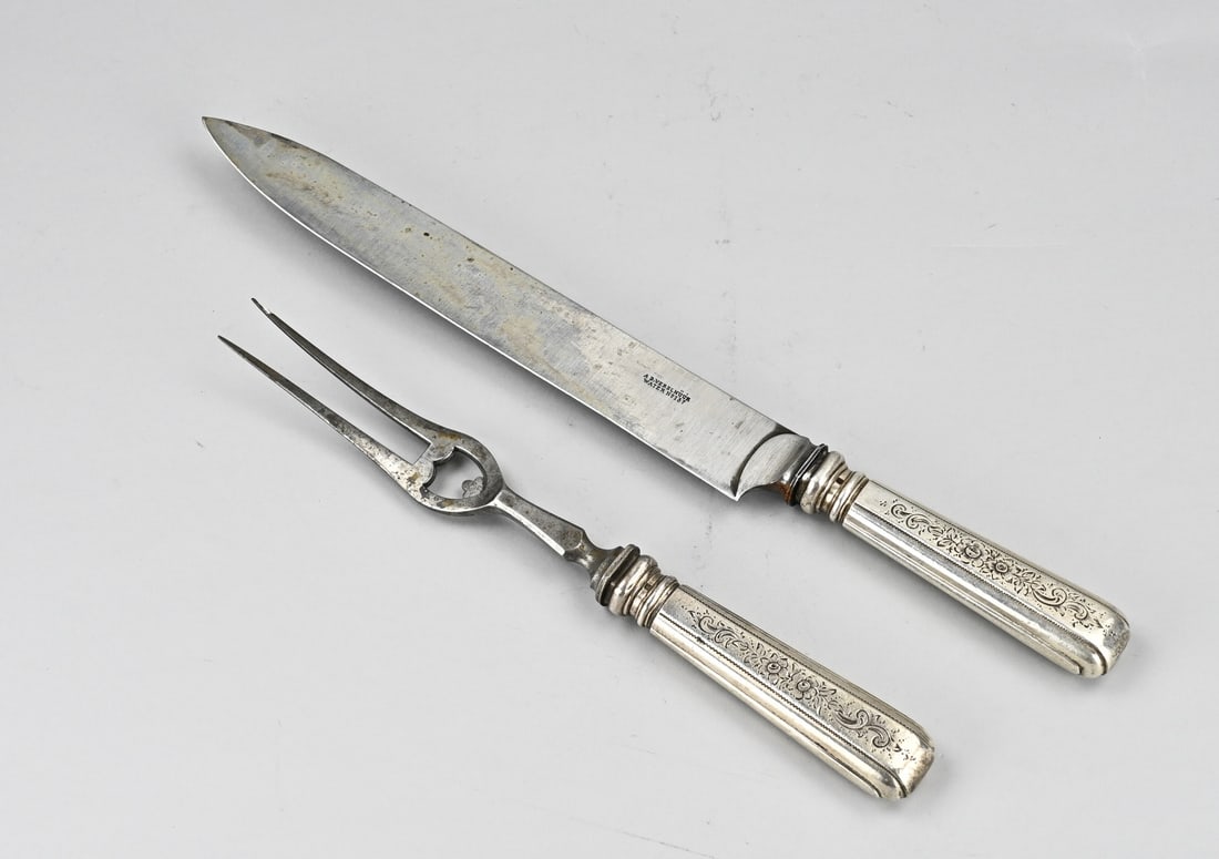 Silver carving cutlery: Carving cutlery with silver handles, richly decorated with floral engraving. 800/000. 29-39cm. In good condition.