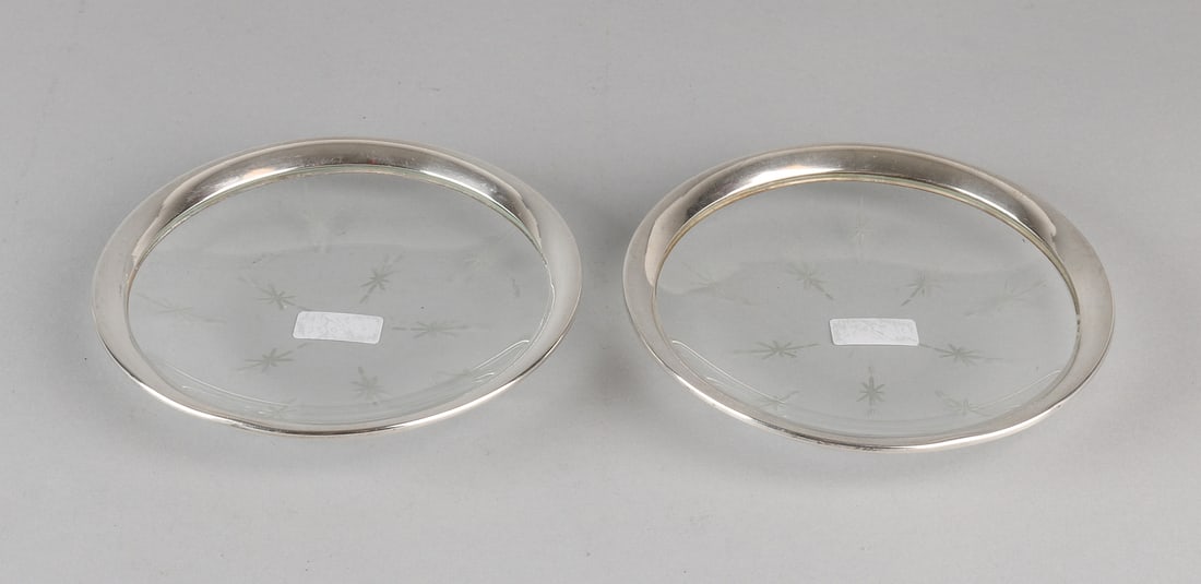 2 Dishes with silver and crystal: Set of crystal dishes/bottle holders with cut stars and silver rim, 925/000, approximately 1 cm wide. Marked Gorham sterling 1421. ø 14 cm. In good condition.