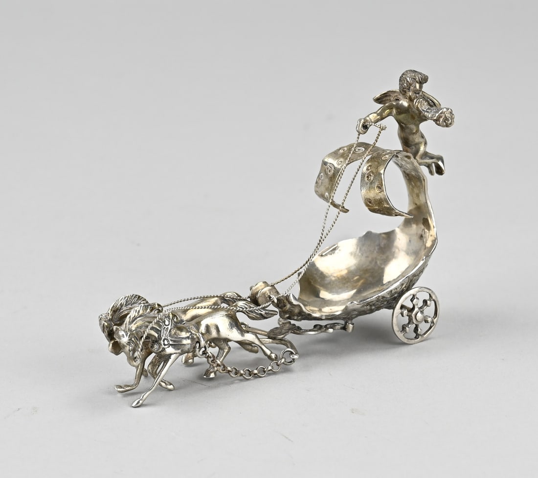 Silver miniature putti with horses: Silver carriage, 800/000, with 2 horses and a putti with horn. 11x4x9cm. approx. 97 grams. In good condition