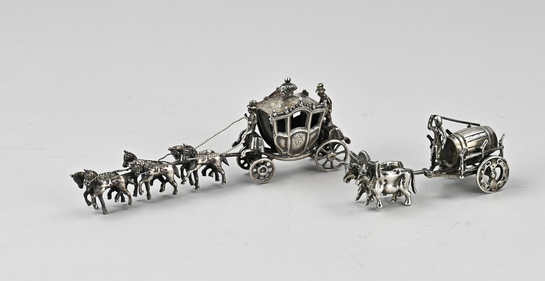 Lot of silver miniatures, 2 carriages: Lot with 2 silver miniatures, 833/000, A gold carriage with figures, equipped with 6 horses, 13 cm. and a cart equipped with barrel and figure pulled by 2 oxen. 8 cm. MT.: Unclear,