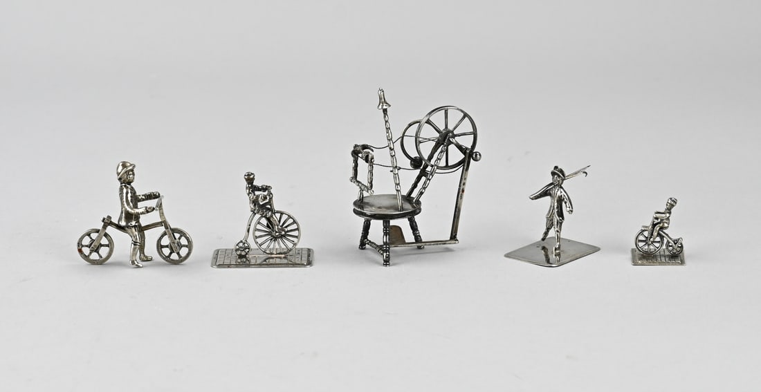 Lot of silver miniatures, 5x: Lot with 5 silver miniatures, 835/000, with a spinning wheel, a man with a bicycle, 2 rectangular plates with a figure on an antique bicycle and a rectangular plate with a figure in uniform. MT.: ao