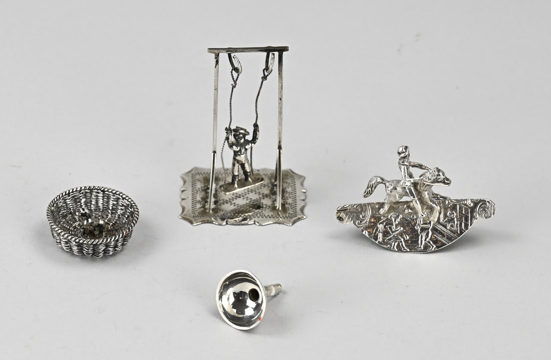 4 Silver miniatures: Lot with 4 silver miniatures, with a funnel, a round woven basket with dog, a rocking figure and a hobbling miniature with a rider on horseback, with pseudo-marks. 1.5-7.5cm. Total approx. 74 grams.