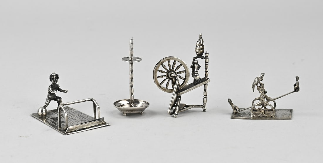 Lot of silver miniatures, 4x: Lot with 4 silver miniatures, 835/000, a football figure with goal, on rectangular plate, figures on seesaw on rectangular plate, a spinning wheel and a pipe stand with pipe. Total approx. 77 grams.