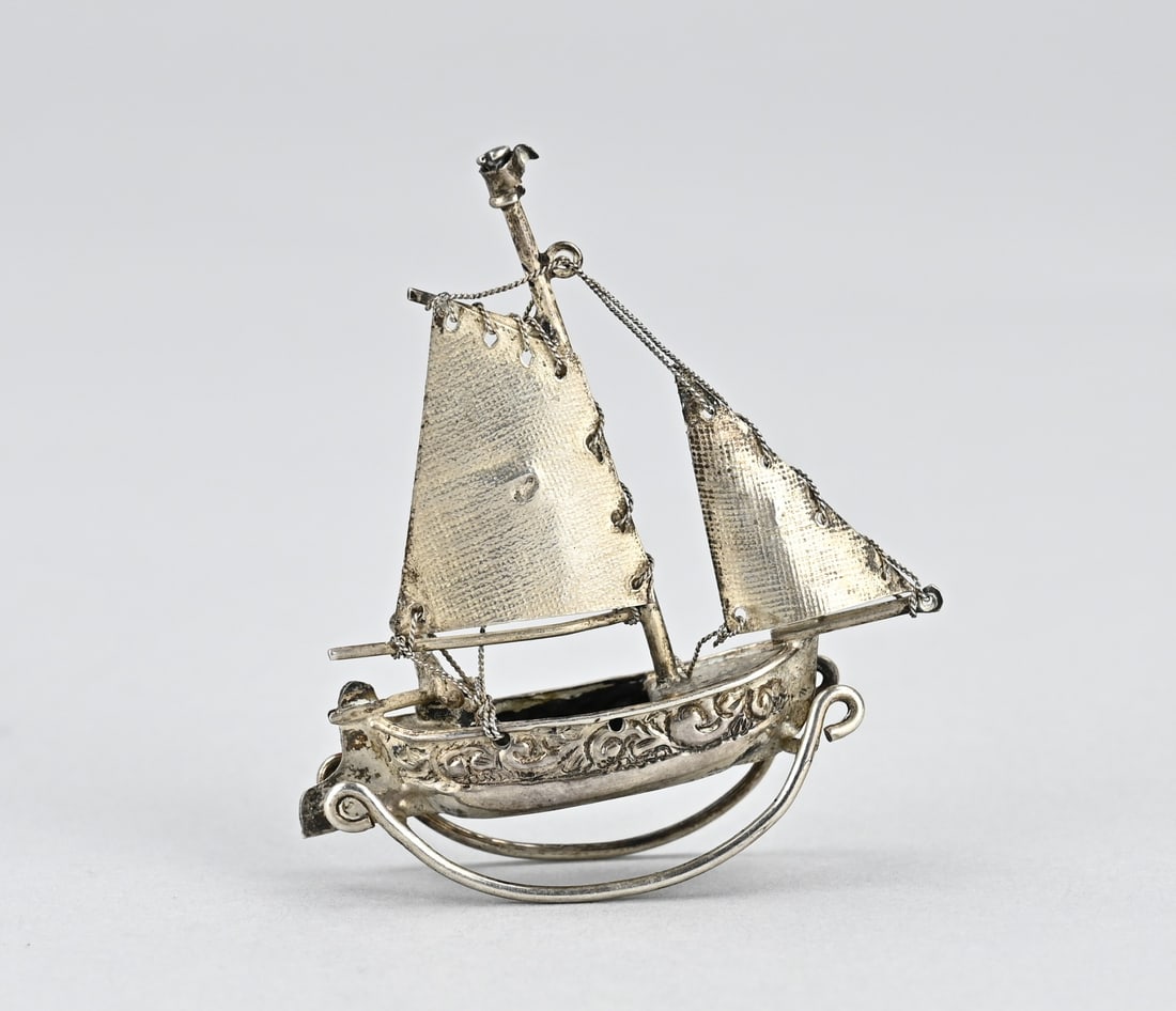 Silver miniature boat: Silver miniature, 835/000, a sailing drill, rocking model, with a figure at the helm. 5.8x54x1cm. approx. 12 grams. In good condition.