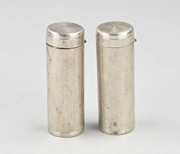 Set of 2 silver coin tubes: Set of 2 silver coin tubes, 835/000, both with a pointillist line decoration. Importer's mark: D.Aubert, The Hague. approx. 112 grams. l3x9cm. A single dent, otherwise in good condition.