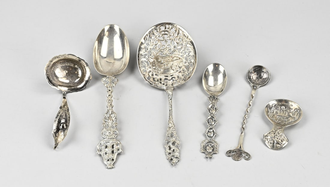 Lot of silver spoons, 6x: Lot with 6 silver spoons, 833/000, with a commemorative spoon crowned with a figure with children, a wet fruit scoop, broken, a cream spoon, break in the handle, a tea spoon with figures, a sugar