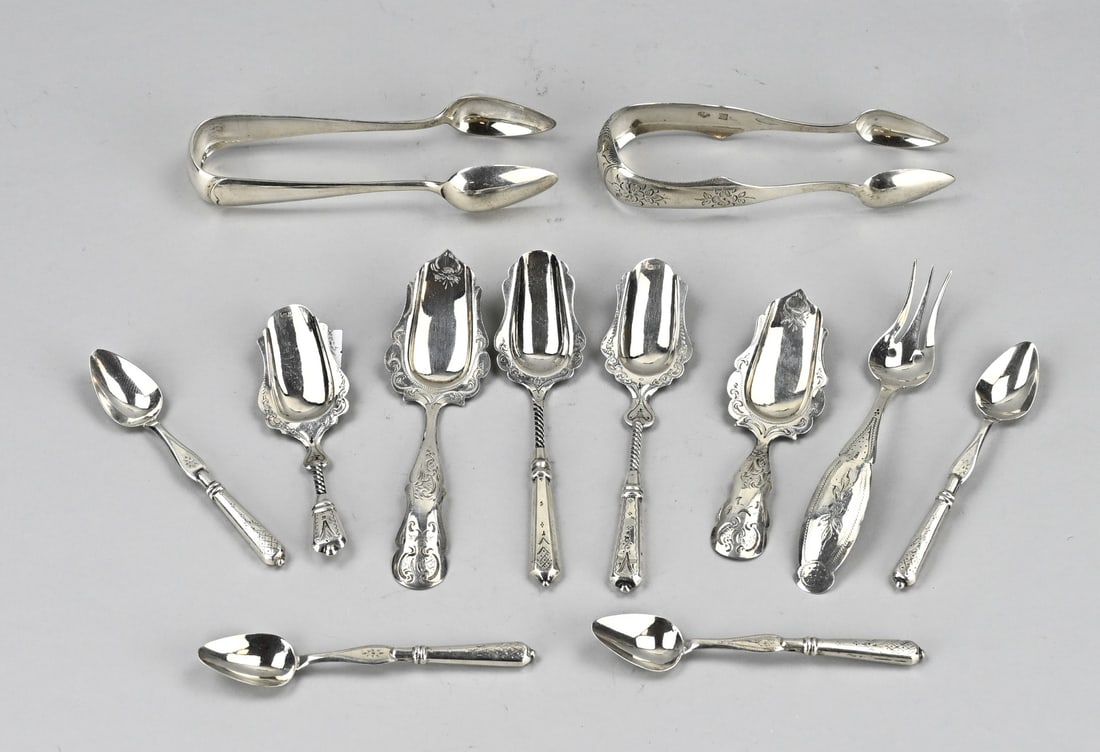 Lot of silver scoops: Lot with silver scoops, 833/000, with 2 sugar tongs, 3 sugar scoops, 2 tea thumbs, 4 teaspoons and a meat fork. Partly provided with engraving. 9.5-12cm. Total approx. 135 grams. In good condition.