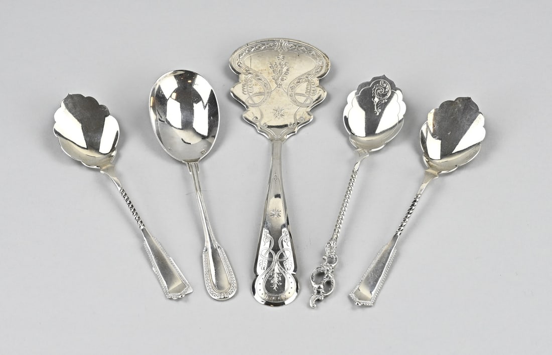 5 Pieces Silver Scoopwork: Five silver pieces of scoop work, a cream spoon, 950/000, with a pear-shaped bowl and a contoured handle with pearl work. A contoured scoop with engraving. MT.: unclear, jl.: x:1882, a spoon with a