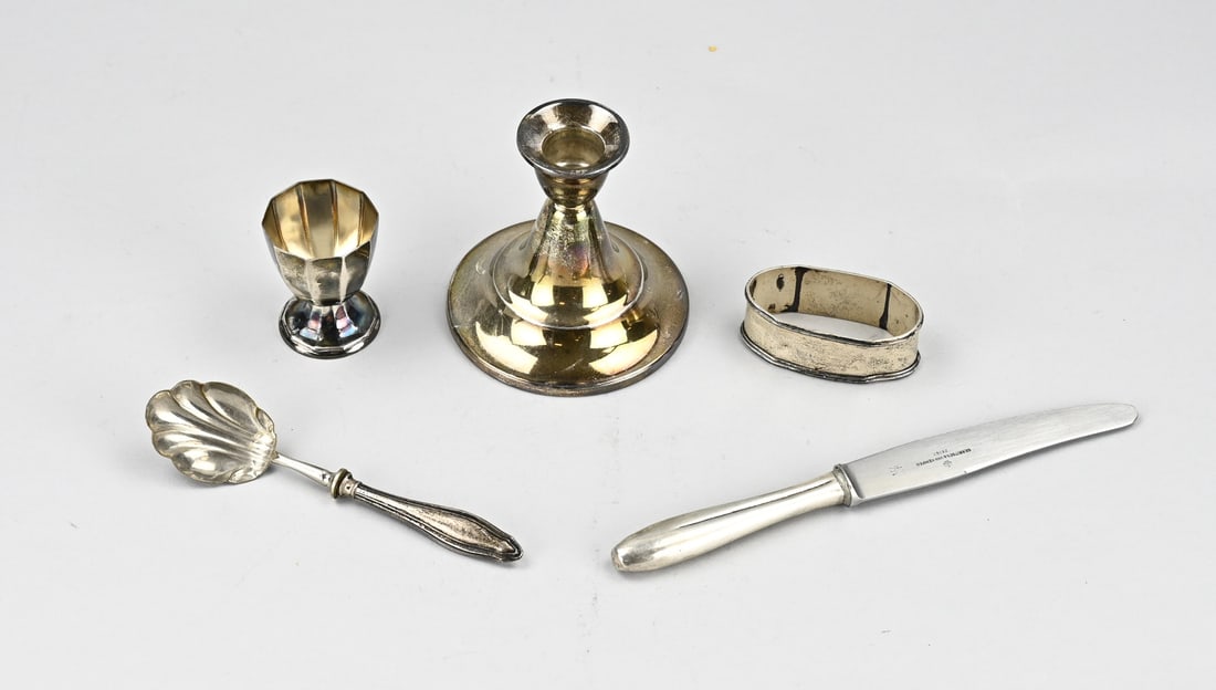 Lot Silver, 5 parts: Lot with silver candlestick, napkin ring and an egg cup with engraving. Candlestick, 925/000, on a round base with extra pin, candle snuffer, with an engraving: Elise 30-9-63. ø9x9cm. an oval napkin