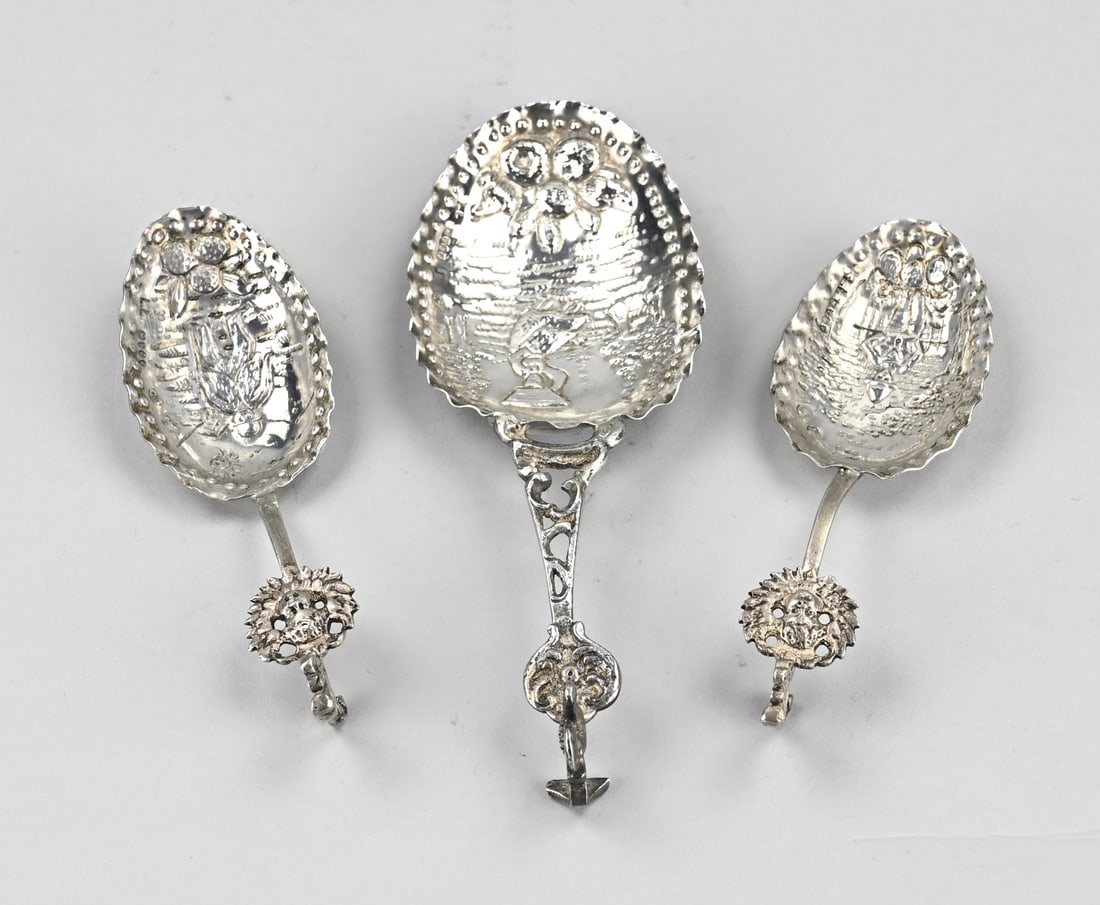 3 Silver spoons (brandy): Three silver brandy spoons, 925/000, with an oval bowl with a scalloped edge with pearl work and provided with a representation with figures. The curled handles are decorated with a floral element