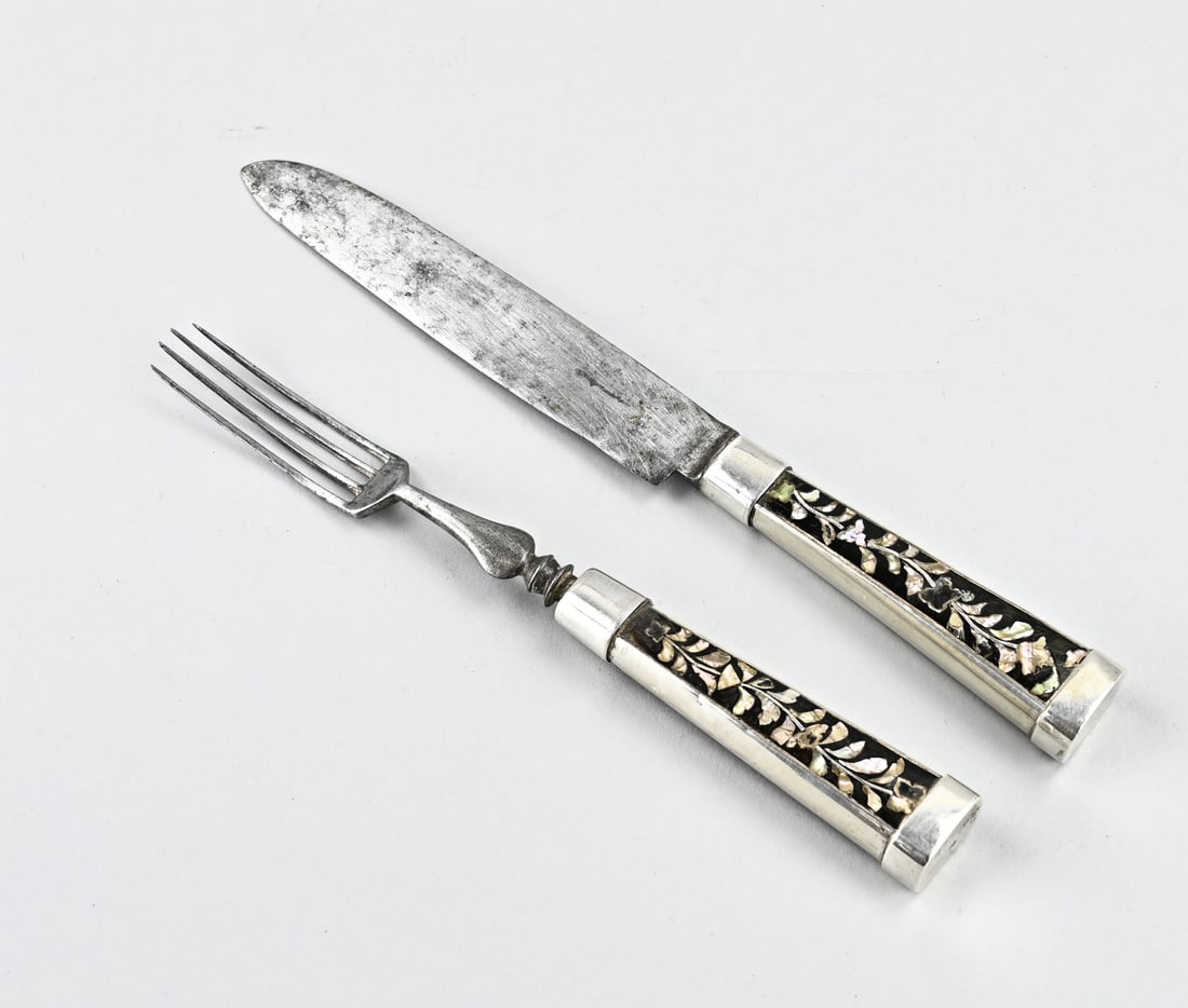 Travel cutlery: Travel cutlery, knife and fork with silver handles with a black handle with mother of pearl inlay. 18th century. Some pieces are missing. 19-21.5cm. In good condition.