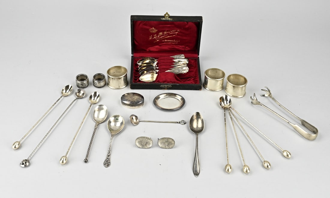Lot of silver miscellaneous: Lot silver various, with napkin bands, a cassette with teaspoons, oval dish with box, various ice cream spoons. approx. 380 grams. Various grades. In good condition.