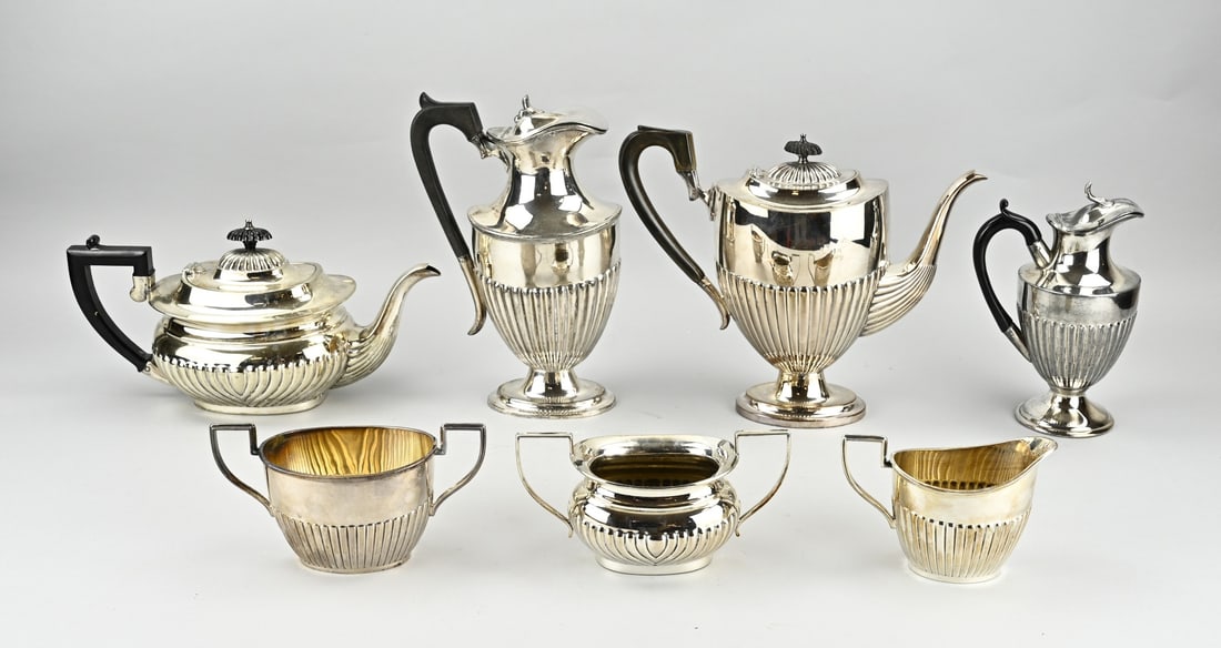 Lot plated tableware (7x): 7-Piece English plated coffee-tea set. Size: 15 - 28 cm. 20th century. In good condition.