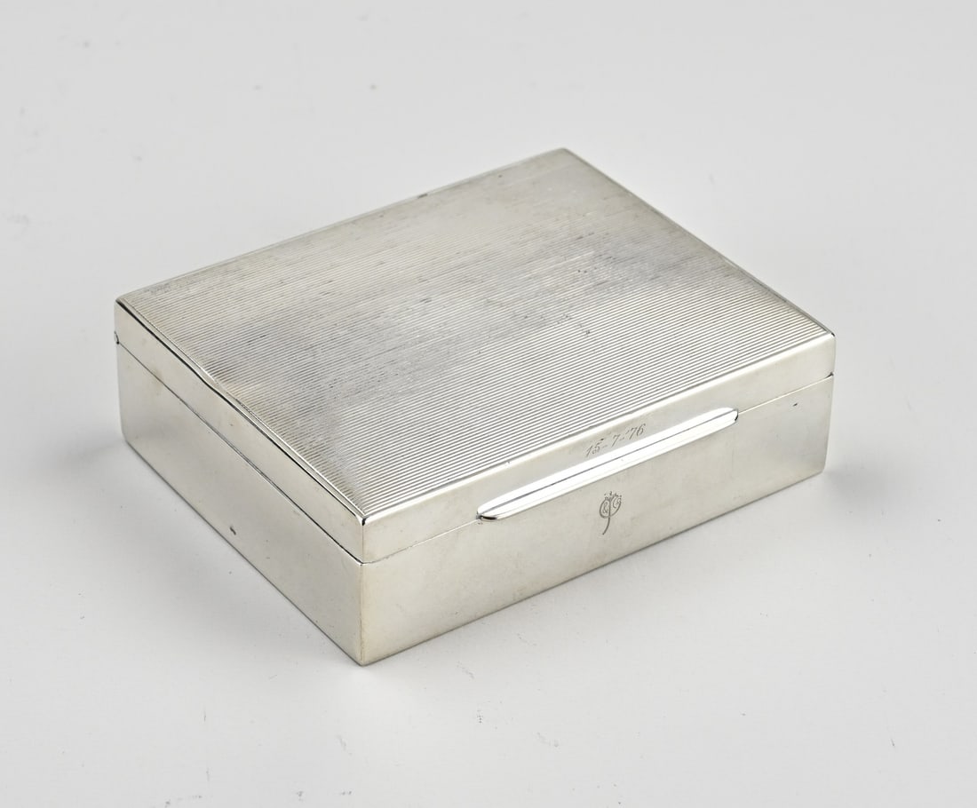 Silver box: Silver box, 925/000, rectangular model with ribbed decoration on the lid and a wooden interior and wooden bottom. Importer's mark: Koninklijke van Kempen en Begeer, Voorschoten. 12x10x3.8cm. Gross
