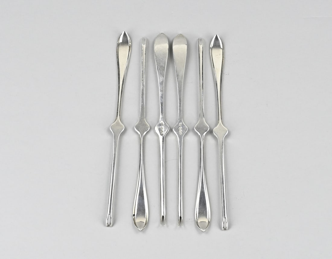 Silver lobster forks, 6x: Lot with 6 silver lobster forks, 833/000, model point fillet. MT.: Gerritsen and Van Kempen, Zeist. jl.:C:1937. 19 cm. Total approx. 177 grams. In good condition.