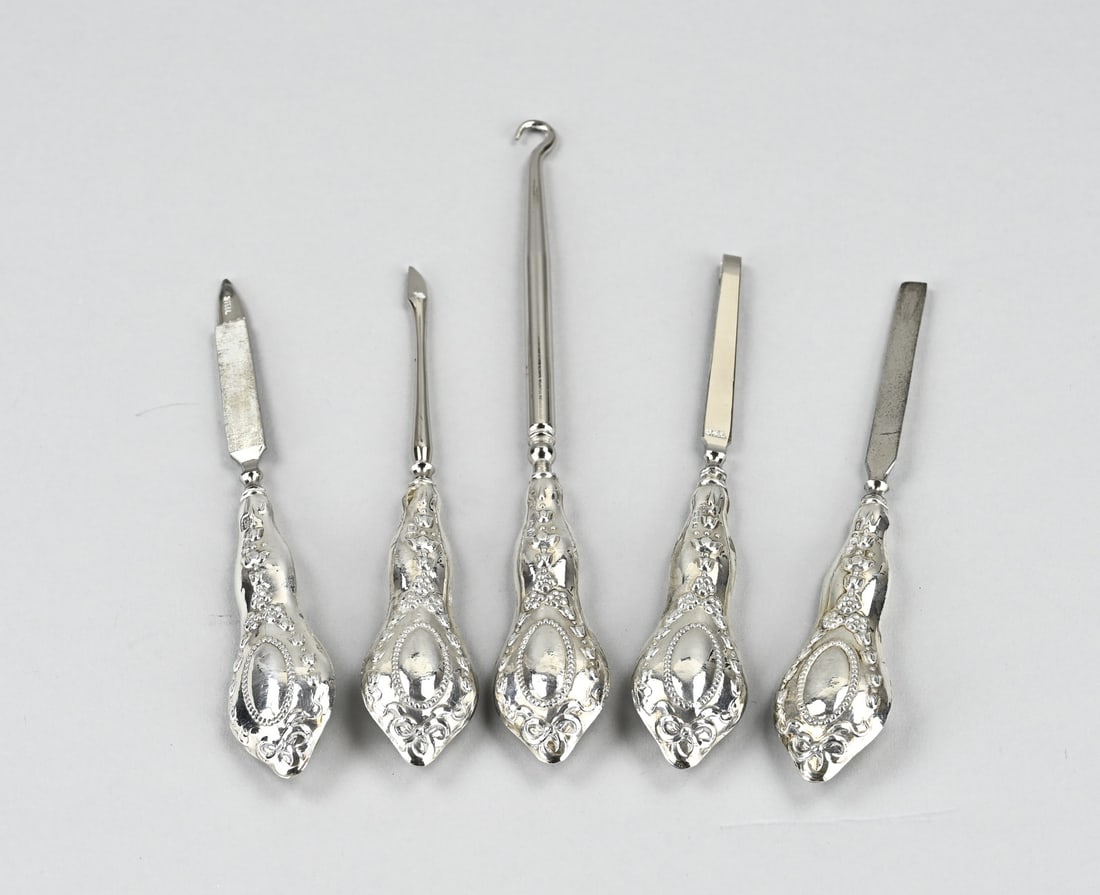 Silver manicure set, 5x: Manicure set, 925/000, 5 pieces, with silver handles, 925/000, outlined with calyxes and cartouches. With tweezers, file, hook knife. MT.: WJ Myatt & Co Ltd, Birmingham, jl.:O:1913. In good
