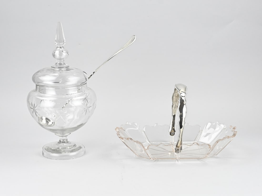Lot of crystal with silverware: Lot crystal with silver, 833/000, a bowl pot with star cut, provided with a plated bowl spoon, 34 cm. A crystal bowl, rectangular model, with aculade-shaped edge provided with a silver contoured