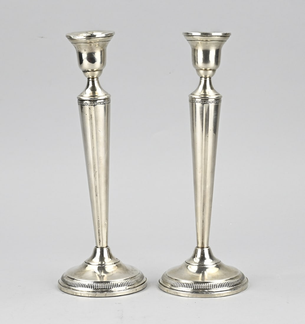2 Silver candlesticks: Pair of silver candlesticks, 925/000, on a round base with a knerren rim, provided with a contoured baluster with a decorated rim. ø9x25cm. Marked Columbia. Provided with a filled base. Total