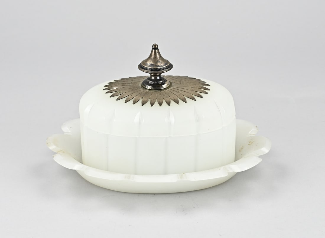Oval lidded dish with silver: Oval lidded dish on base plate made of matt glass. The lid is provided with a large silver star-shaped element and a silver knob with pearl rim. 835/000. 22x17x14cm. Some chips otherwise in good
