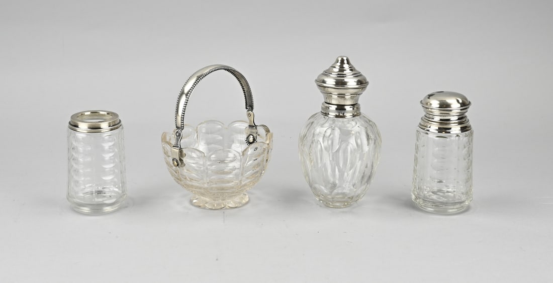 4 Pieces Crystal with Silverware: Four pieces of crystal with silverware, 833/000. Bonbon dish with handle, a spoon vase, a tea caddy and a bottle with silver collar and stopper. 10-16 cm. In good condition.