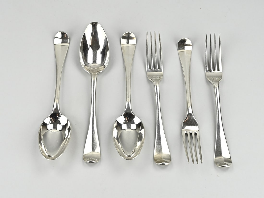 3 Silver cutlery, 18th century: Three 18th century silver cutlery with Hague MT.:. Jan Willem Pas-Nijmegen. 1797. Weight approximately 427 grams. 21 cm. In good condition.
