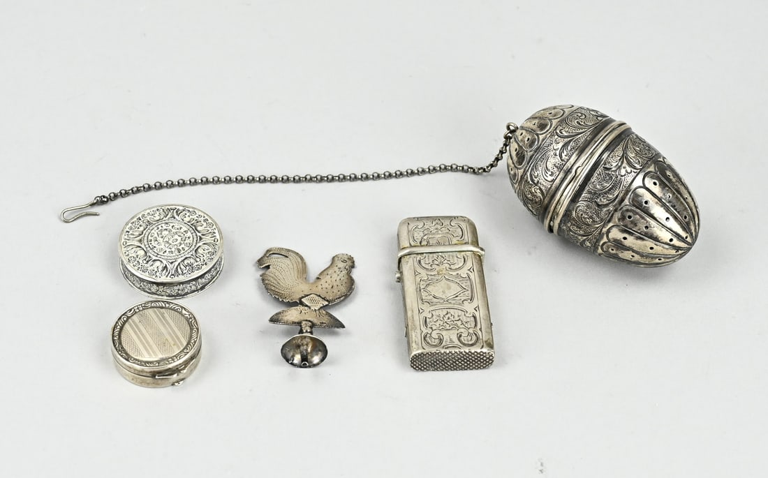 Lot of silver (5x): Lot of silver with a tea egg, a vesta, 2 pill boxes and a button in the shape of a rooster. Various grades. 2.5-7cm. Total approx. 90 grams. In good condition.