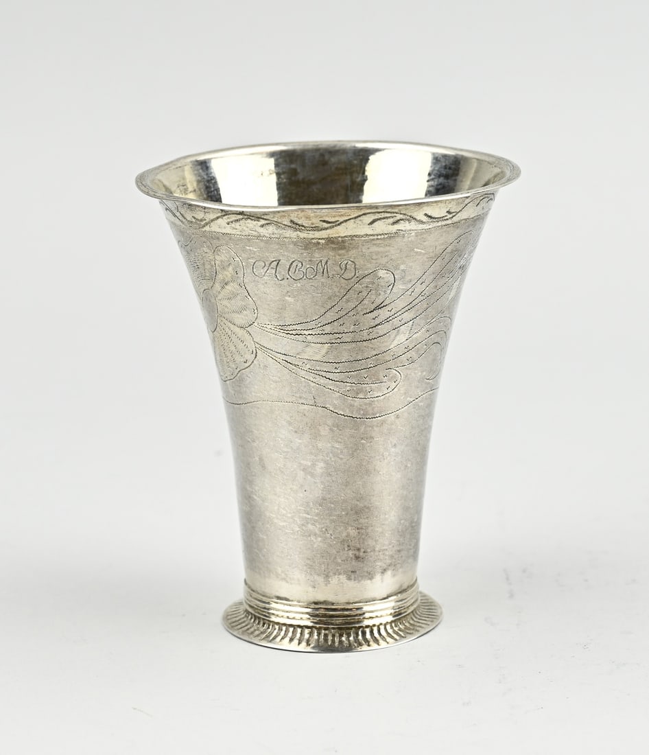 Silver communion cup: Silver communion cup, 830/000, extending towards the top, decorated with engraved flowers. The lower edge is provided with a line decoration. The inside is provided with a gilding. ø10x12cm. approx.