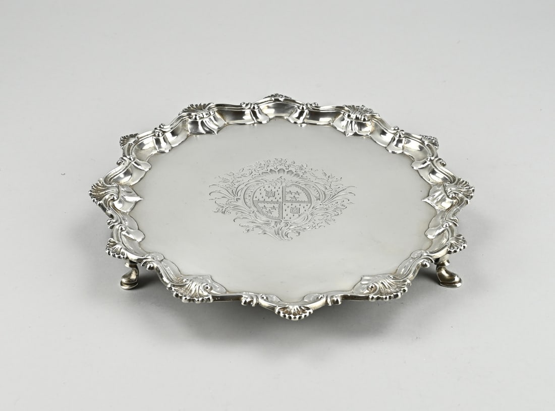 Silver cabaret, 18th century, England: Beautiful silver cabaret, 925/000, round contoured model with palmette edge. The middle of the cabaret is provided with a coat of arms engraving. On the back is an engraving: W*B to B*H. Placed on 3