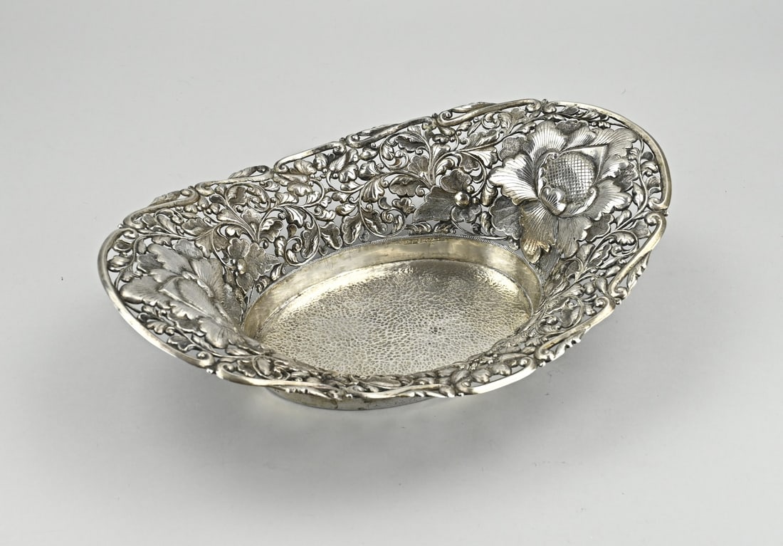 Silver basket, Djokja: Silver basket, BWG, Djokja, oval model with embossed flower decoration. 36x25x11cm. approx. 447 grams. In good condition.