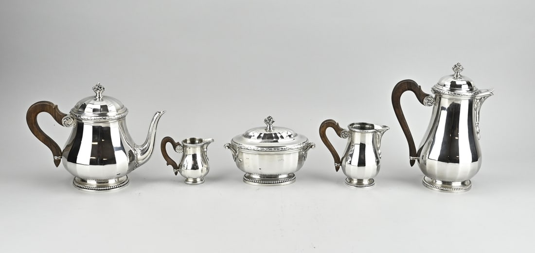 Silver tableware, Puiforcat - Paris: Special silver tea set, 5 pieces, 950/000, with a coffee pot, tea pot, 2 milk jugs and a sugar bowl. On a round base with a pearl finish. The 18-sided model is decorated with a worked edge along the