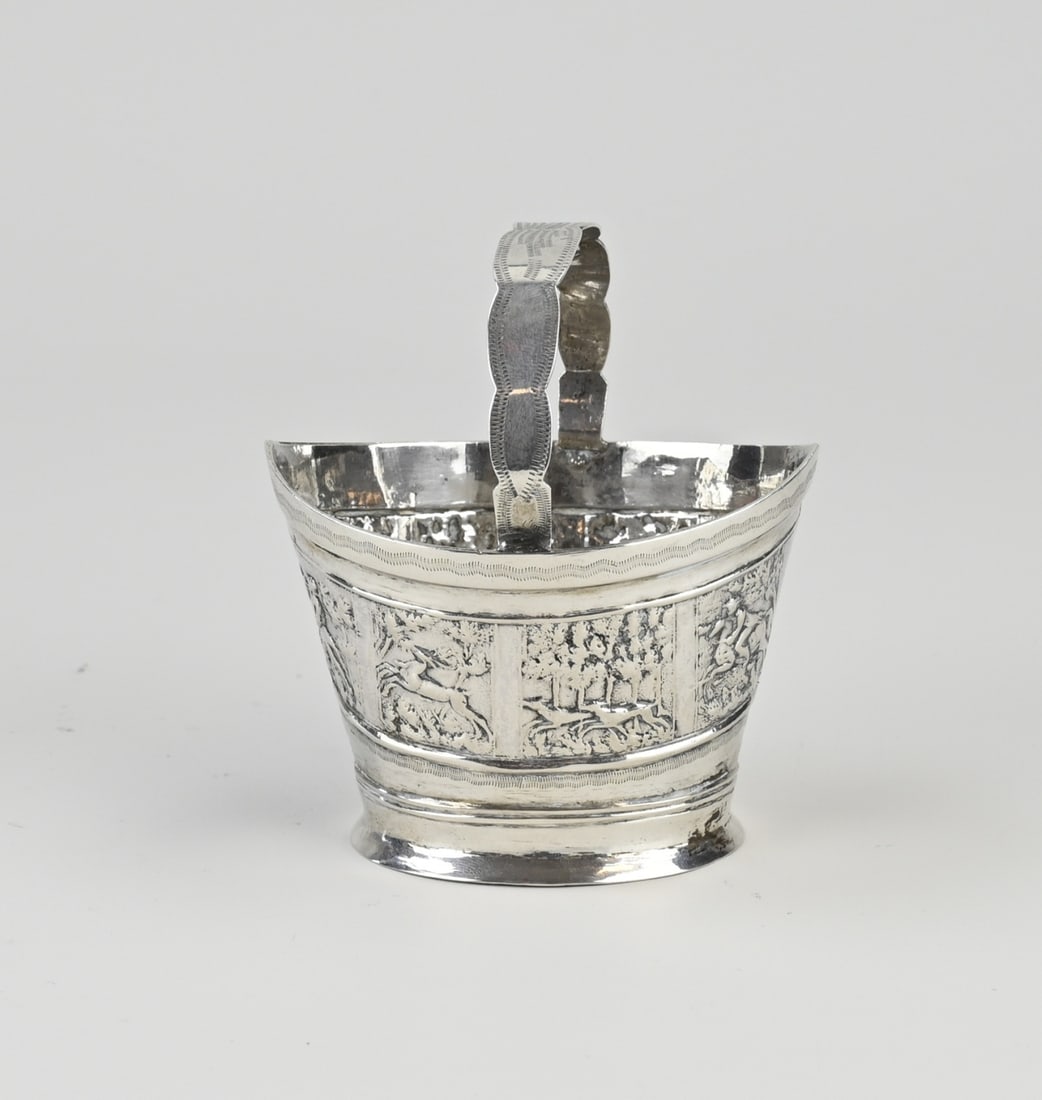Silver bowl with representation: Silver bowl, 833/000, boat-shaped model, decorated with various representations of animals. The bowl has a handle. MT.: probably W.Lobbensteijn, Schoonhoven, jl.:C:1912. 8x6x10cm. approx. 71 grams.