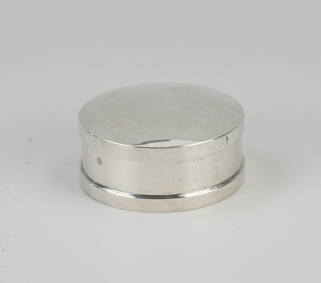 Silver host holder: Silver box, 833/000, heavy, probably pyxis, round model with a gilded interior. ø 9x3,5cm. approx. 195 grams. Utrecht jl.:x:1882. In good condition.