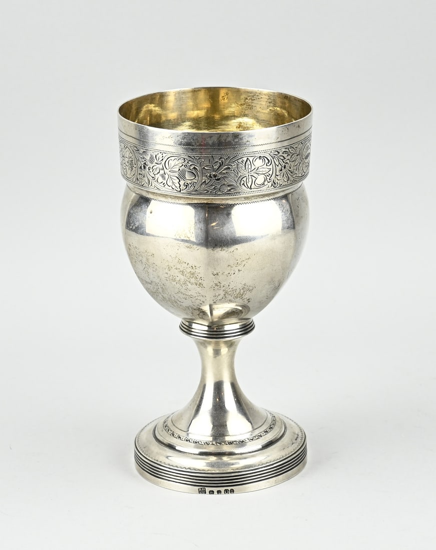 Silver chalice: Silver chalice, 925/000, on a round base with fillet edges and trebled edges. The contoured chalice has a round edge with floral engraving. ø 10x 20.5cm. approx. 410 grams. Provided with gilding on