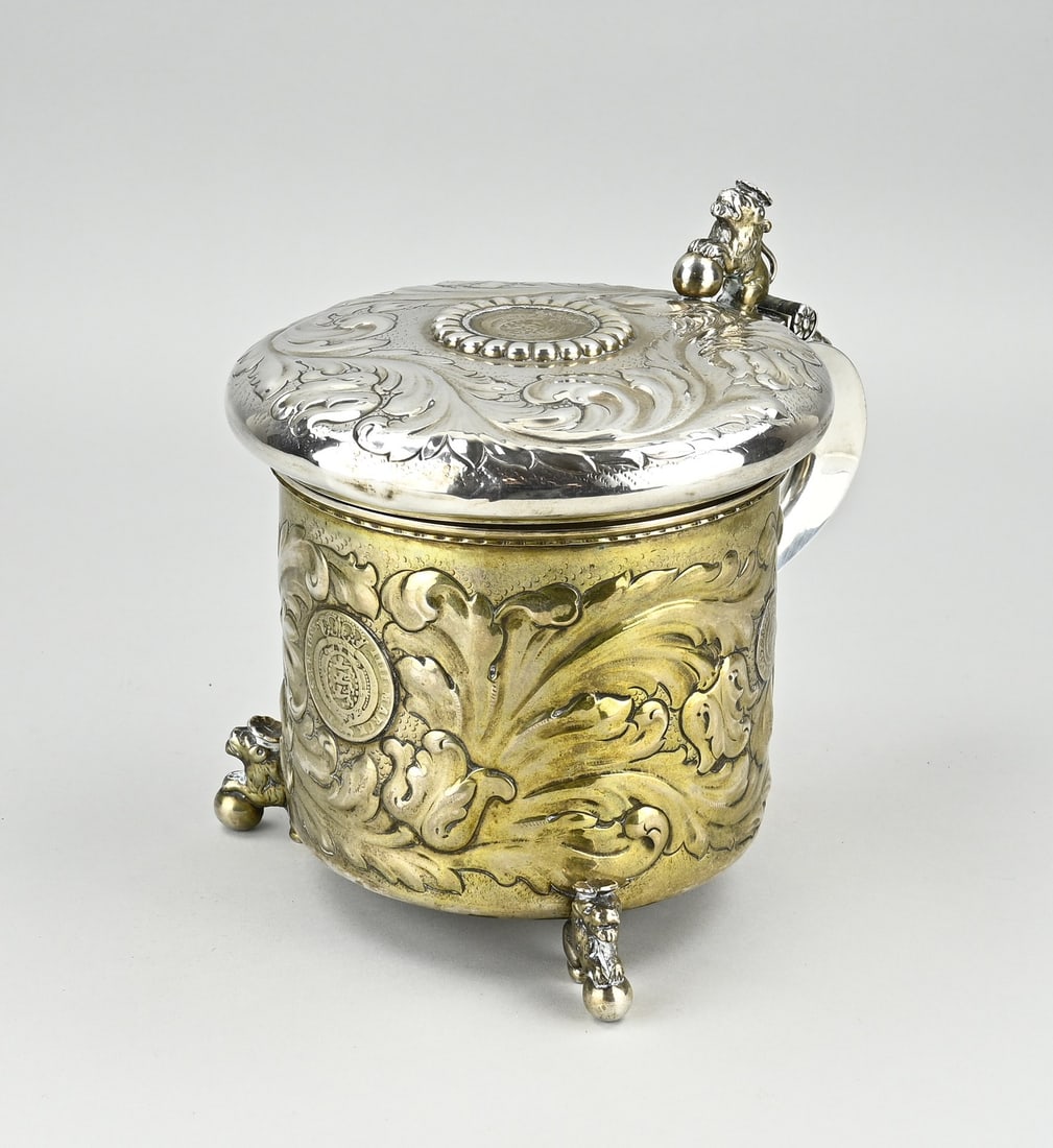 Silver Humpen with coin: Large antique silver humpen, beer mug, 830/000, cylindrical model with embossed floral decoration and decorated with 3 coins. , provided with a hinged lid with a coin and a thumb stop in the shape of