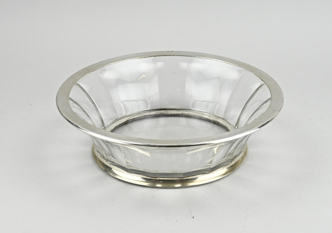 Crystal bowl with silverware: Beautiful bowl, crystal with silver edges. 833/000. Probably Phillipe Wolfers, Brussels. The round bowl is provided with vertically cut surfaces, placed on a silver edge and provided with a silver