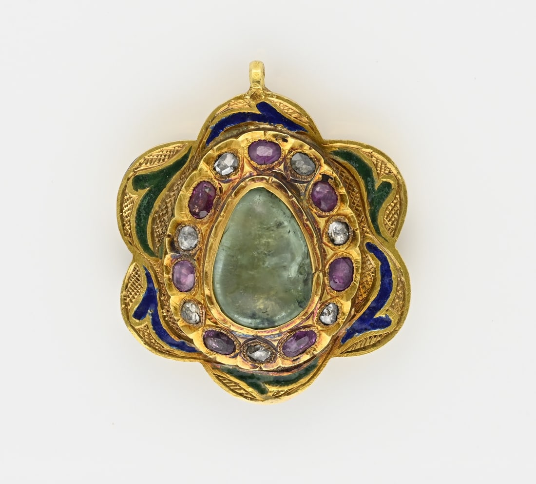 Golden Indian pendant with emerald, ruby and diamond: Special yellow gold Indian pendant, >750/000, with emerald, ruby and diamond. A flower-shaped pendant decorated with floral work with enamel. On the front of the pendant is an oval element set with a